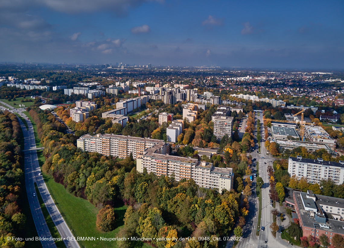 13.10.2022 - Das Marx-Zentrum und Wohnanlage Karl-Marx-Ring 52-62 in Neuperlach